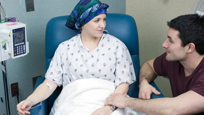 بیمار سرطانی در حین درمان 56456450